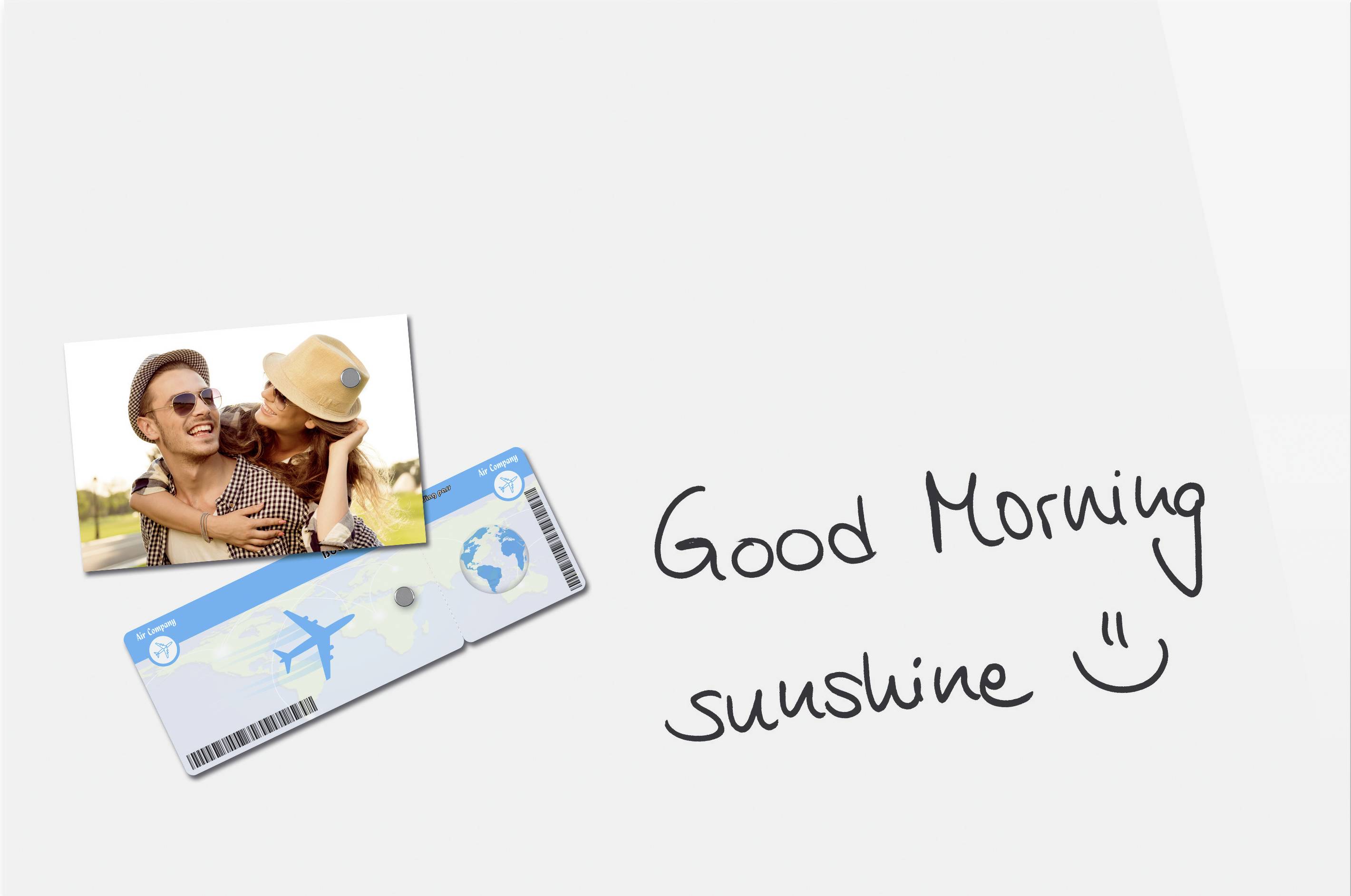 Foto eines glücklichen Paares, daneben eine Flugkarte und handgeschriebener Text: 'Good Morning sunshine :)'.