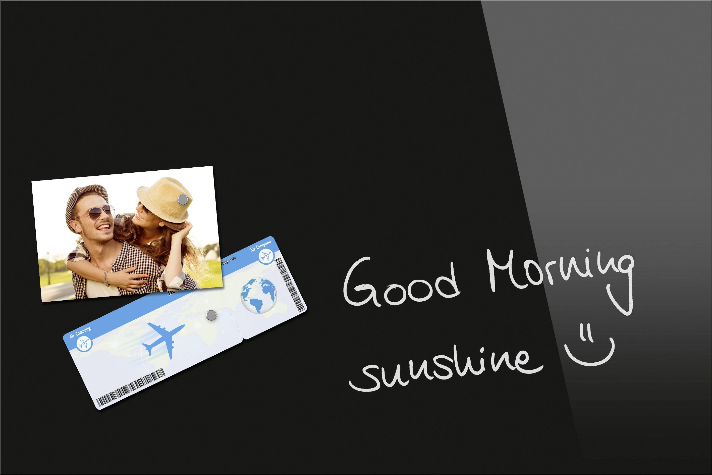 Liebespaar lächelt in einem Foto. Daneben ein Flugticket und handgeschriebener Text: 'Good Morning sunshine ☺️'.