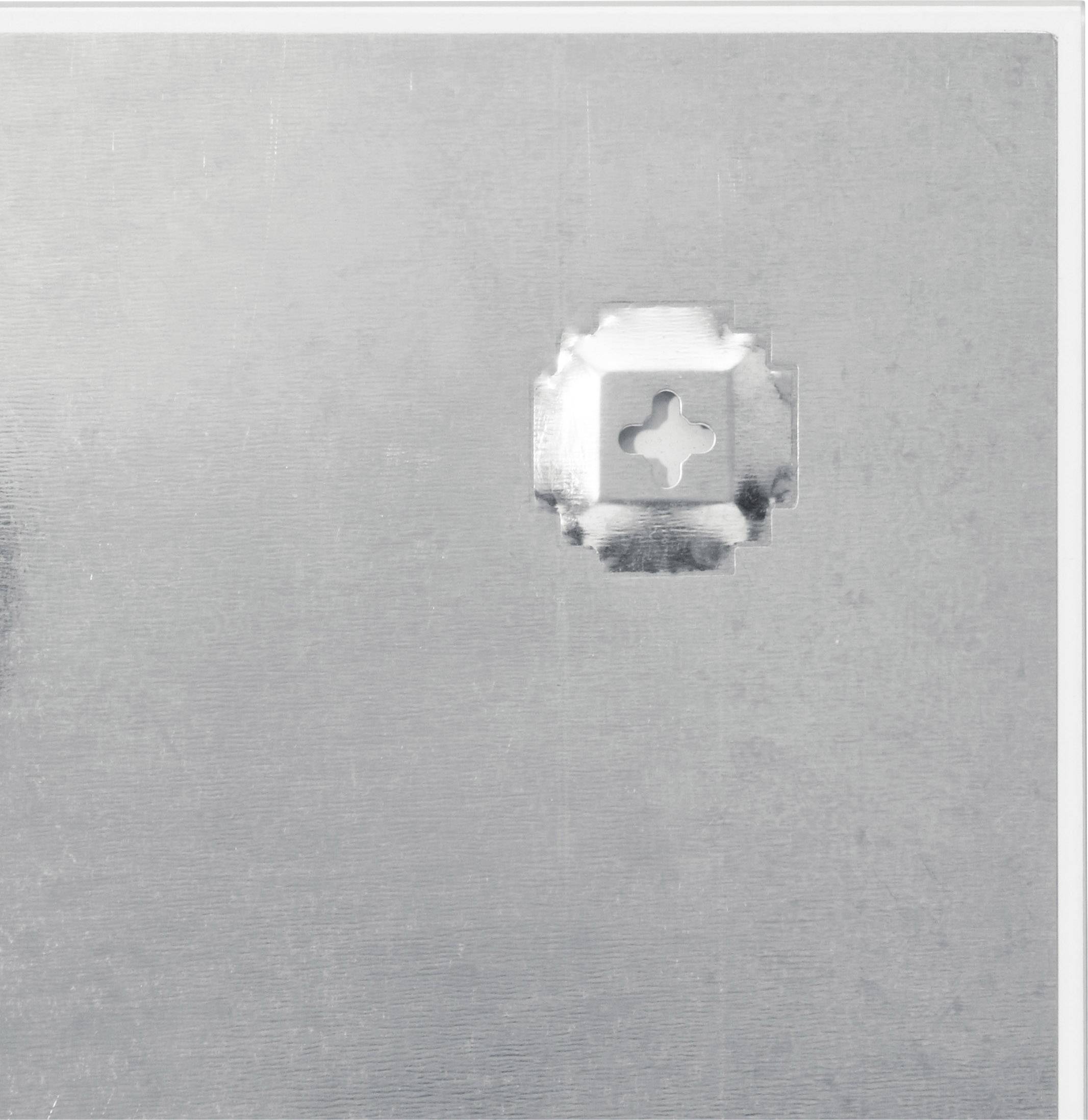 Ein quadratisches Metallblech mit einer zentralen, schraubenförmigen Öffnung in der oberen rechten Ecke.