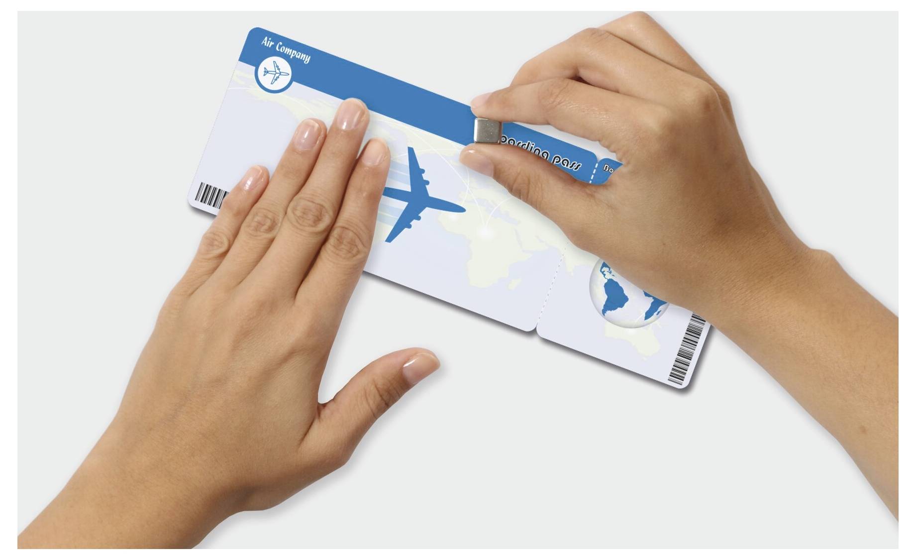 Hände halten eine Kreditkarte, während eine Hand einen blauen Sicherheitsstreifen abkratzt und eine Reisekarte mit einem Flugzeugsymbol zum Vorschein kommt.