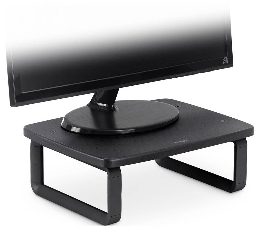 Ein Computermonitor auf einem schwarzen Ständer. Der Ständer hebt den Monitor an und verbessert die Ergonomie am Arbeitsplatz.