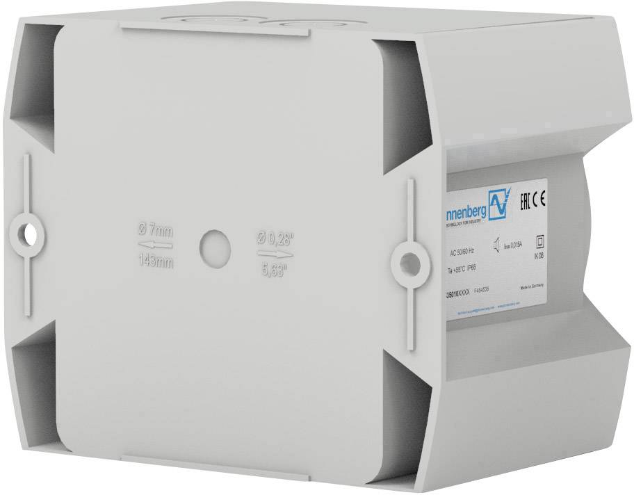 Ein grauer elektrischer Gehäusekasten mit Befestigungslöchern und einem Etikett mit technischen Spezifikationen und CE-Kennzeichnung.