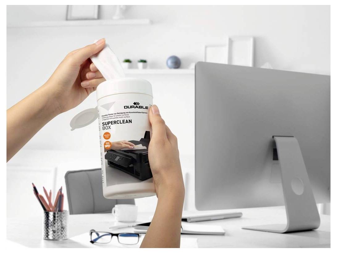 Hände halten einen Behälter mit der Aufschrift 