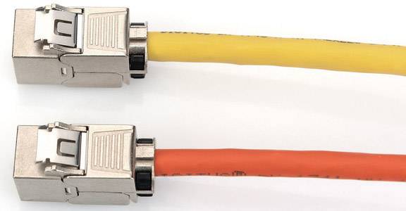 Zwei Ethernet-Kabel mit metallischen Steckverbindern: ein gelbes und ein oranges Kabel. Sie liegen parallel auf einem weißen Hintergrund.