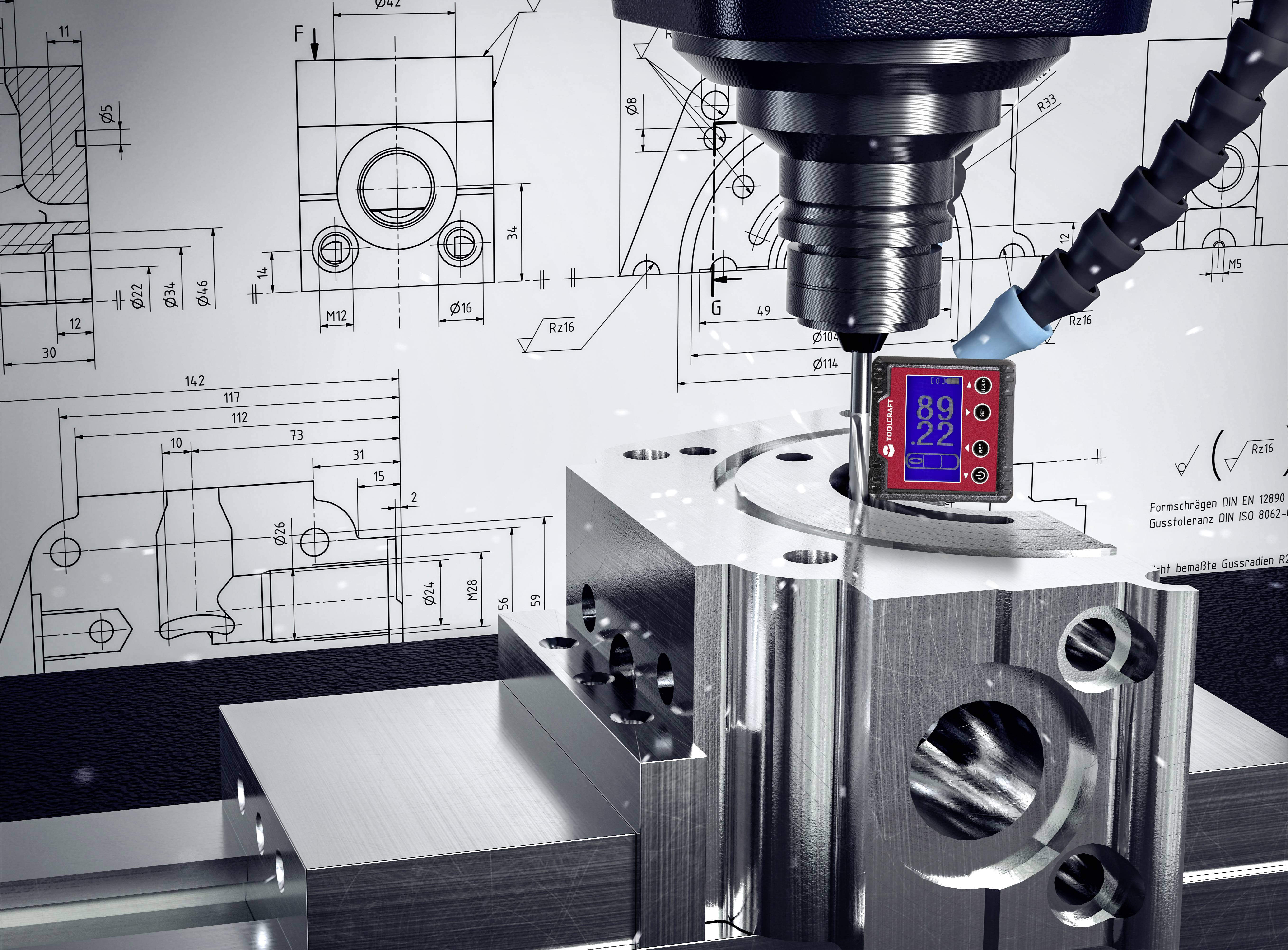 Eine CNC-Maschine bearbeitet ein Metallteil, umgeben von technischen Zeichnungen. Ein rotes Display zeigt Messwerte an.