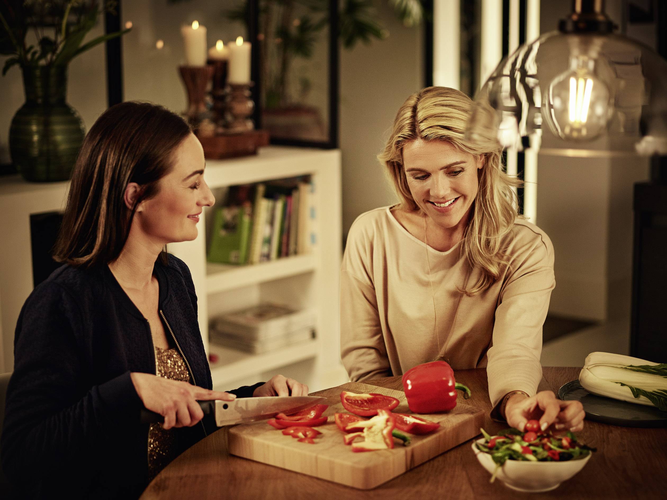 Philips 67360400 LED EEK F (A - G) E27 Globeform 4W = 35W Warmweiß (Ø x L) 9.5cm x 14cm nicht dimmbar 1St.