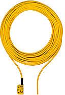 Ein leuchtend orangefarbenes Kabel ist eng aufgerollt. Am Ende des Kabels befindet sich ein rechteckiger, gelber Stecker.