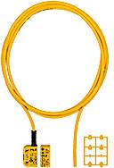 Ein gelbes, rundes Kabel mit zwei quadratischen Steckverbindern und einer kleinen rechteckigen Halterung daneben.