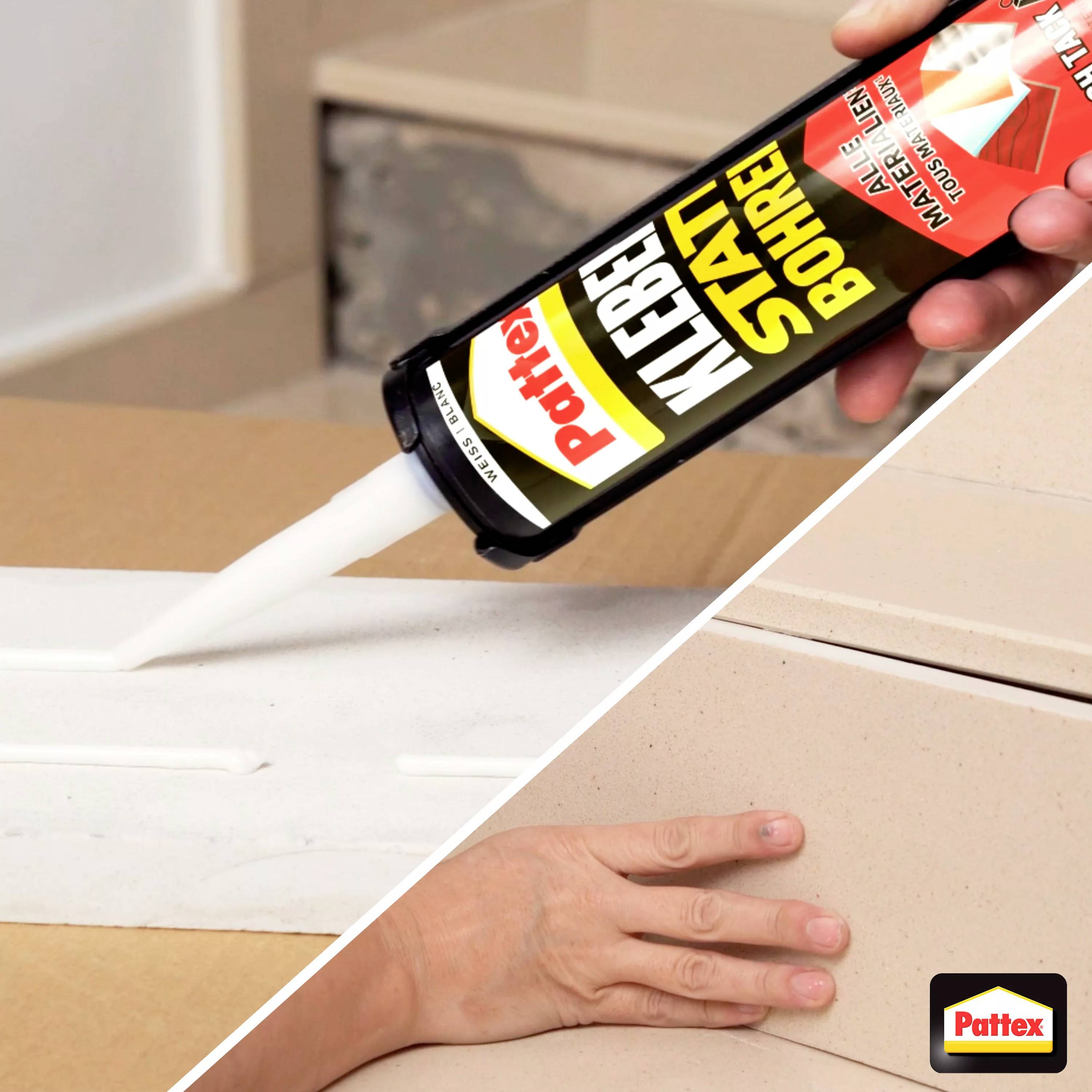Ein Hand hält Klebemittel 'Pattex Kraftkleber' zum Verkleben von Styropor. Unten eine Hand, die Styropor an eine andere Styroporplatte drückt.