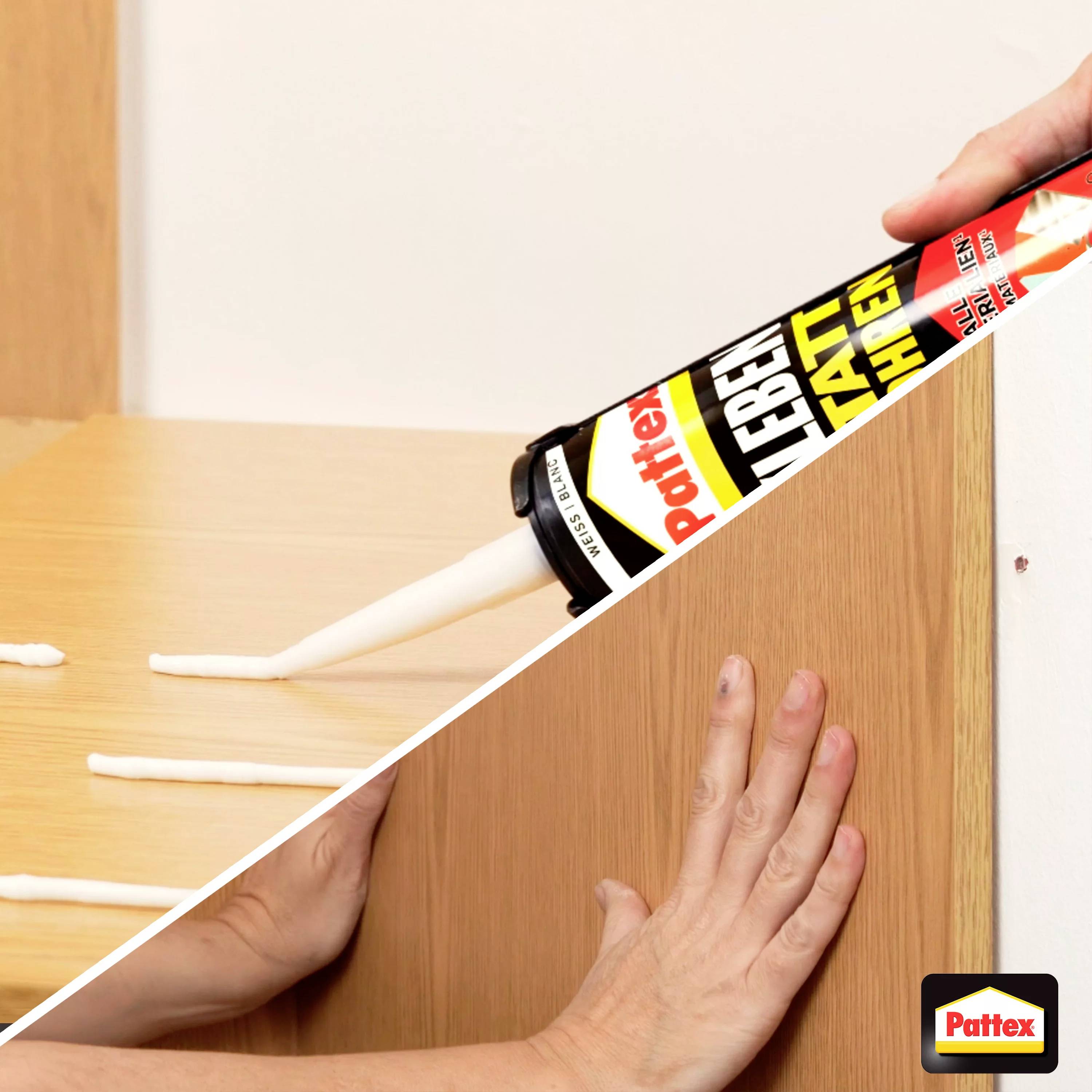 Eine Person verwendet eine Pattex-Klebetube, um Holzstücke zu verbinden. Hände halten das Holz fest aneinander.