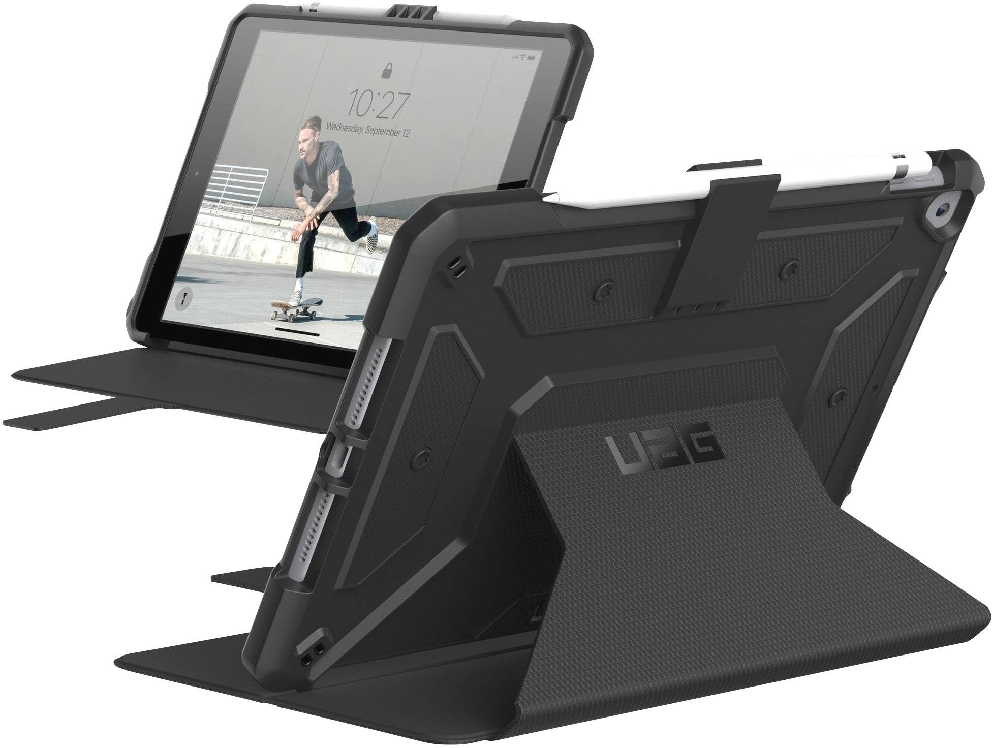 Zwei schwarze Tablet-Hüllen mit Ständerfunktion. Eine Hülle zeigt ein Tablet mit einem Skateboardfahrer auf dem Bildschirm.