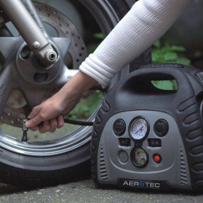 Aerotec Schnellstartsystem 2009778 Starthilfestrom (12 V)=400 A 12 V-Ausgang 2x, USB-Steckdose 2x, Arbeitsleuchte, Kompressor