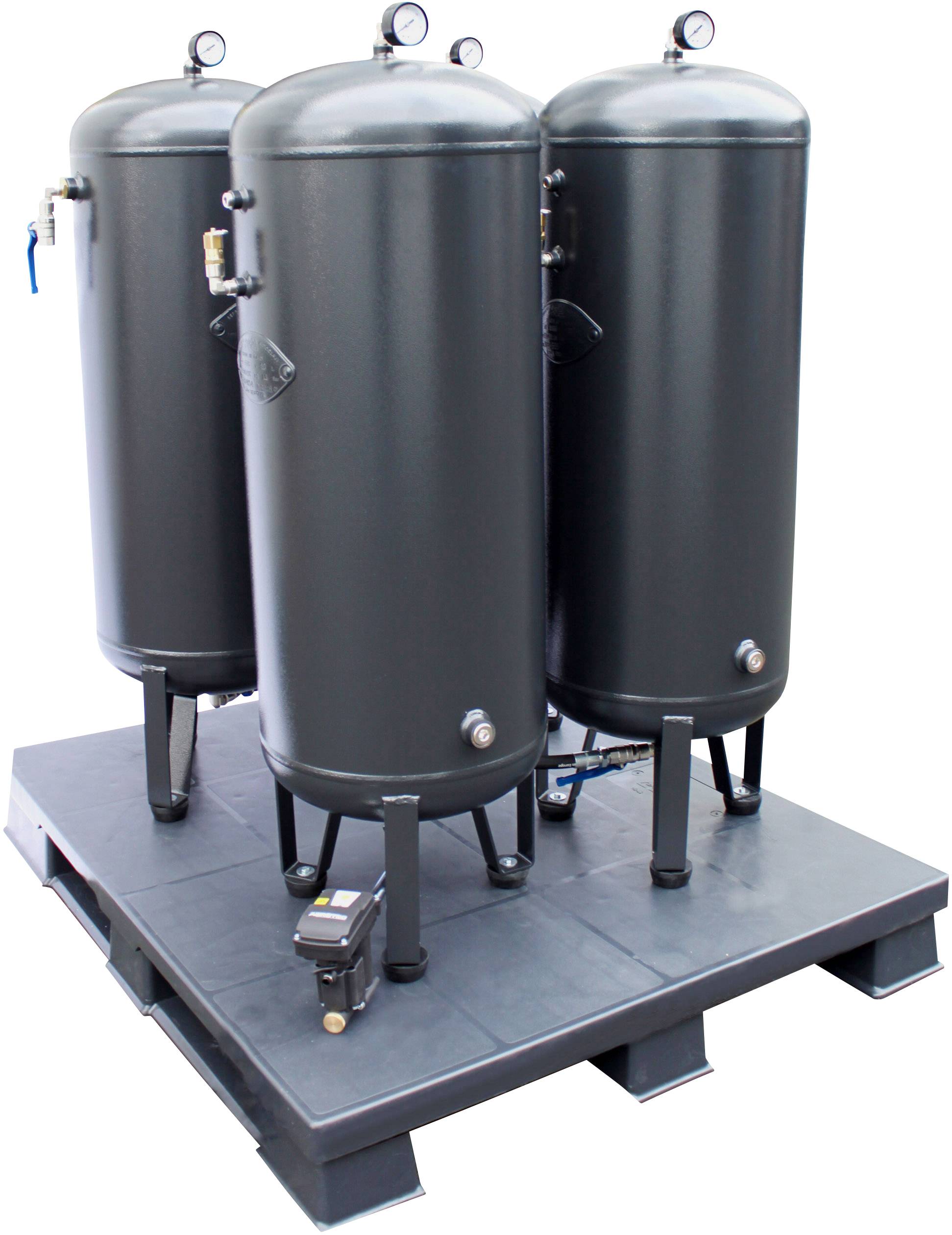 Drei schwarze Drucklufttanks auf einer Plattform mit Anzeigen, Ventilen und einem Sensor. Geeignet für industrielle Anwendungen.