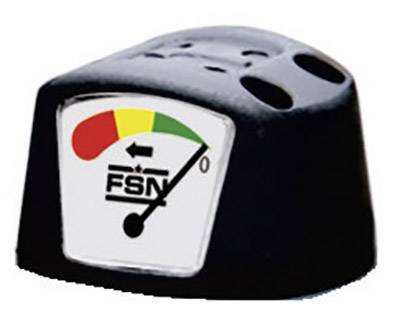 Ein schwarz-weißes Gerät mit einem Messanzeiger, der auf einem Bereich von rot über gelb zu grün zeigt, und dem Text 'FSN'.