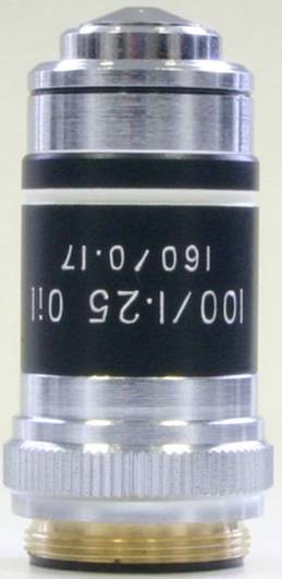 Metallisches Objektiv mit schwarzem Mittelteil, Aufschrift '100/1.25 0.17', teils umgeben von silbernen Einstellringen.