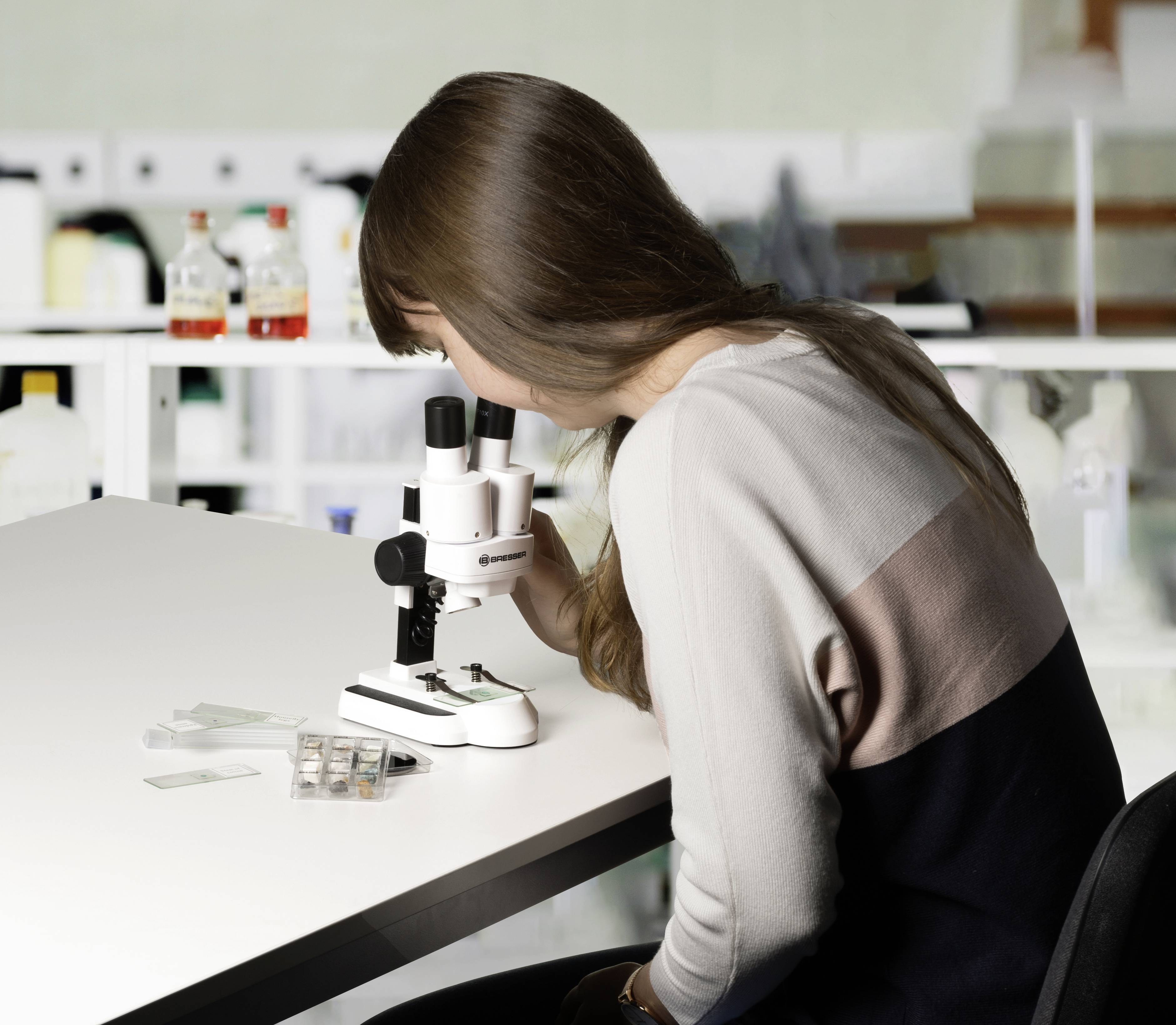 Bresser Optik 8852001 Junior 20-50 Kinder-Mikroskop Binokular 50 x Auflicht, Durchlicht