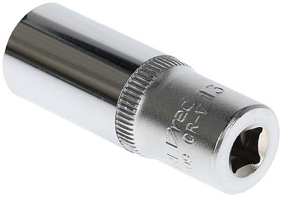 Ein silberner Steckschlüsselaufsatz, 13 mm, verchromt, zylindrische Form, verwendbar mit Steckschlüsselsatz für manuelle Arbeiten.