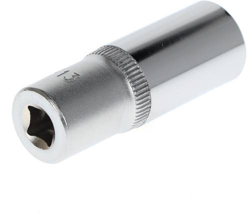 Metallische Steckschlüsselverlängerung, zylindrisch, mit riffelter Oberfläche zur besseren Handhabung.