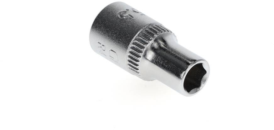 Eine glänzende, metallene Stecknuss mit einer sechskantigen Öffnung und geriffeltem Rand.