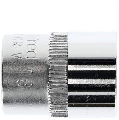 Metallischer Steckschlüsselaufsatz mit der Gravur '16' und 'CR-V', glänzende, geriffelte Oberfläche.