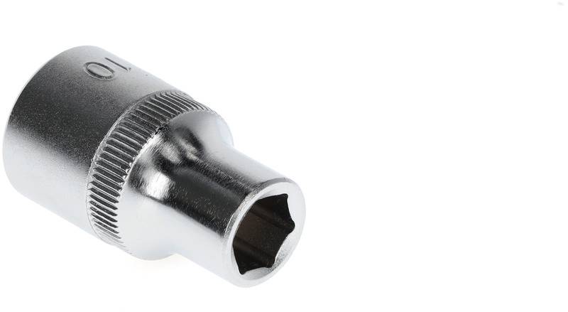 Eine silberne Stecknuss, Größe 10 mm, mit sechseckigem Innenprofil, liegt auf einer weißen Oberfläche.