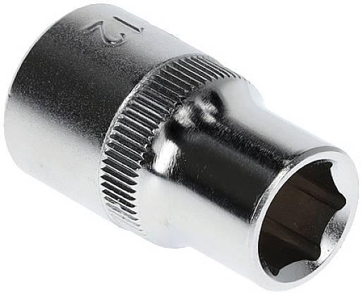 Eine silberne Sechskant-Stecknuss mit 12 mm Größe. Glänzende Oberfläche, gerändelte Mitte für besseren Halt. Werkzeug für Schraubarbeiten.