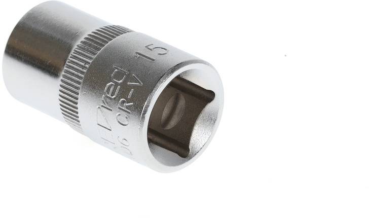 Ein silberner 15-mm-Steckschlüsselaufsatz aus Metall, seitlich liegend. Aufschrift: 'CR-V 15'. Verwendet für Schraubarbeiten.