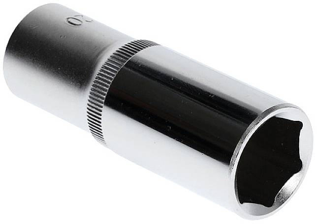 Ein silberner Steckschlüsseleinsatz, oft für mechanische Reparaturen verwendet. Zylindrische Form mit einer geriffelten Oberfläche.