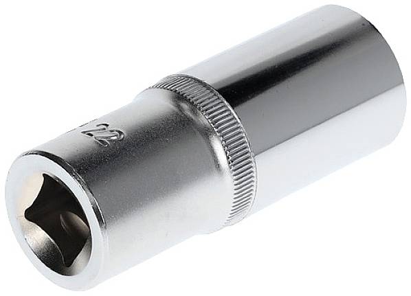 Eine silberne Stecknuss, zylindrisch geformt, mit geriffeltem Griffbereich, typisches Werkzeug für Mechaniker.
