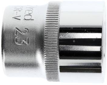Metallschraubenschlüssel mit gravierter Aufschrift '23 CV-V'. Zylinderform mit mattem und glänzendem Finish.