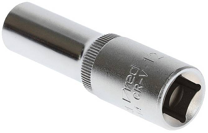 Metallische Stecknuss, zylindrische Form, für den Einsatz mit einem Steckschlüssel oder Ratsche.