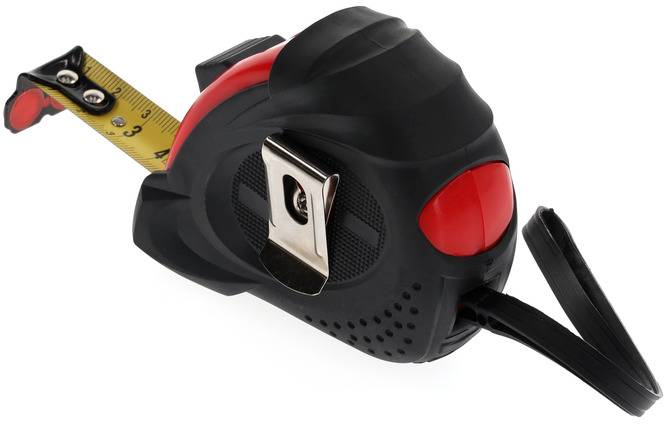 Ein schwarzes und rotes Maßband liegt auf weißem Hintergrund. Das Maßband ist teilweise herausgezogen und zeigt Zahlen zur Längenmessung.