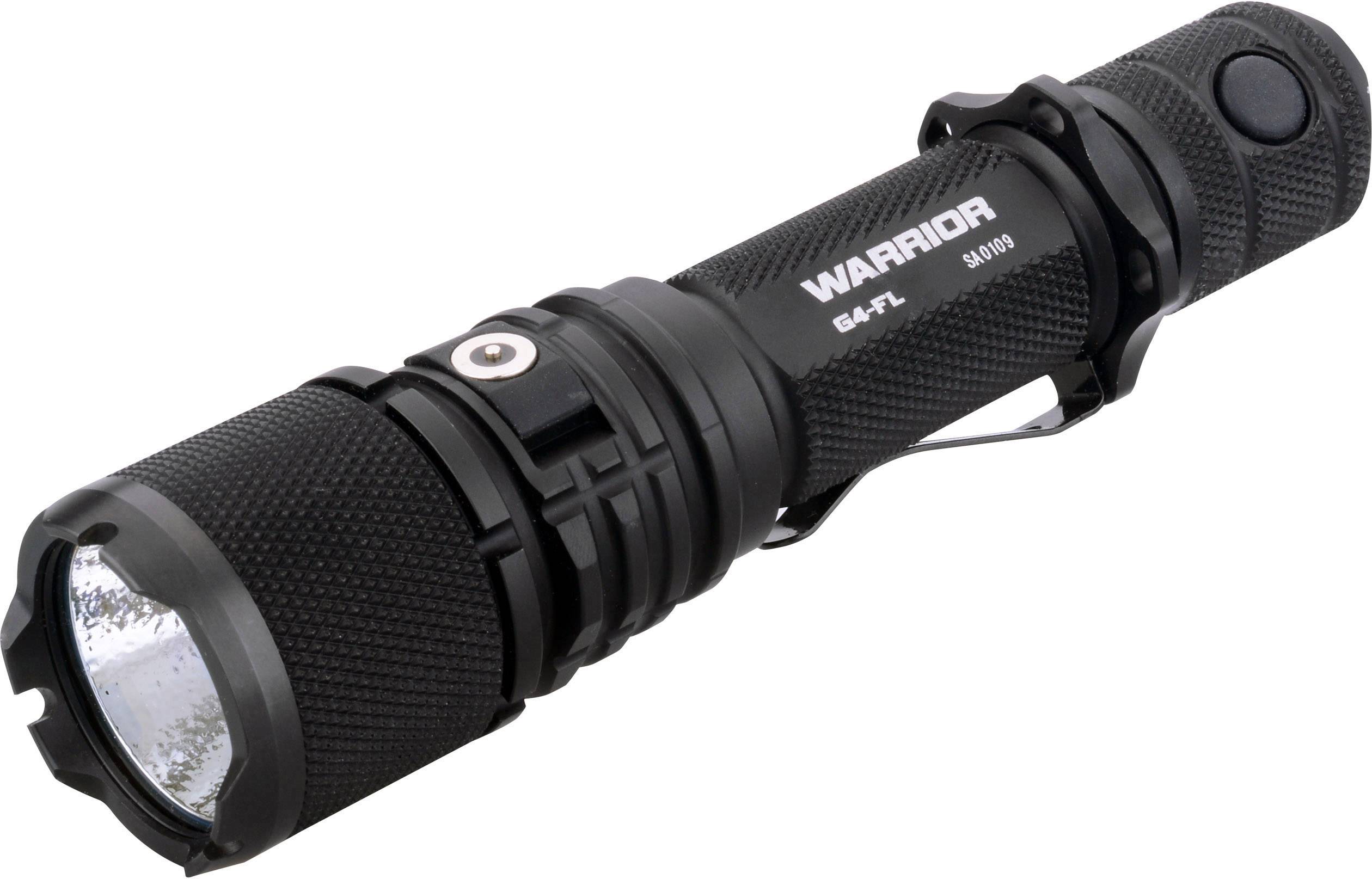 Eine schwarze Taschenlampe mit geriffeltem Griff, silbernem Einschaltknopf und der Aufschrift 'WARRIOR' auf dem Gehäuse.