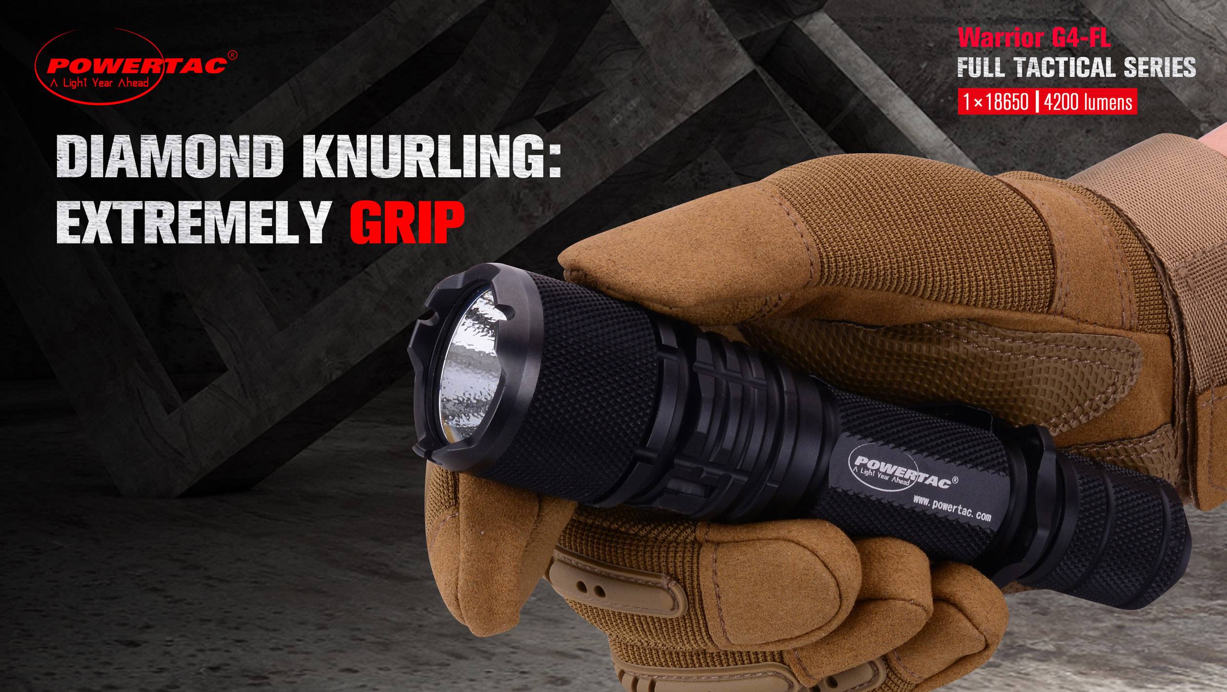 Eine Hand in einem braunen Handschuh hält eine taktische Taschenlampe. Text auf dem Bild: 'Diamond Knurling: Extremely Grip', 'Warrior G4-FL'.