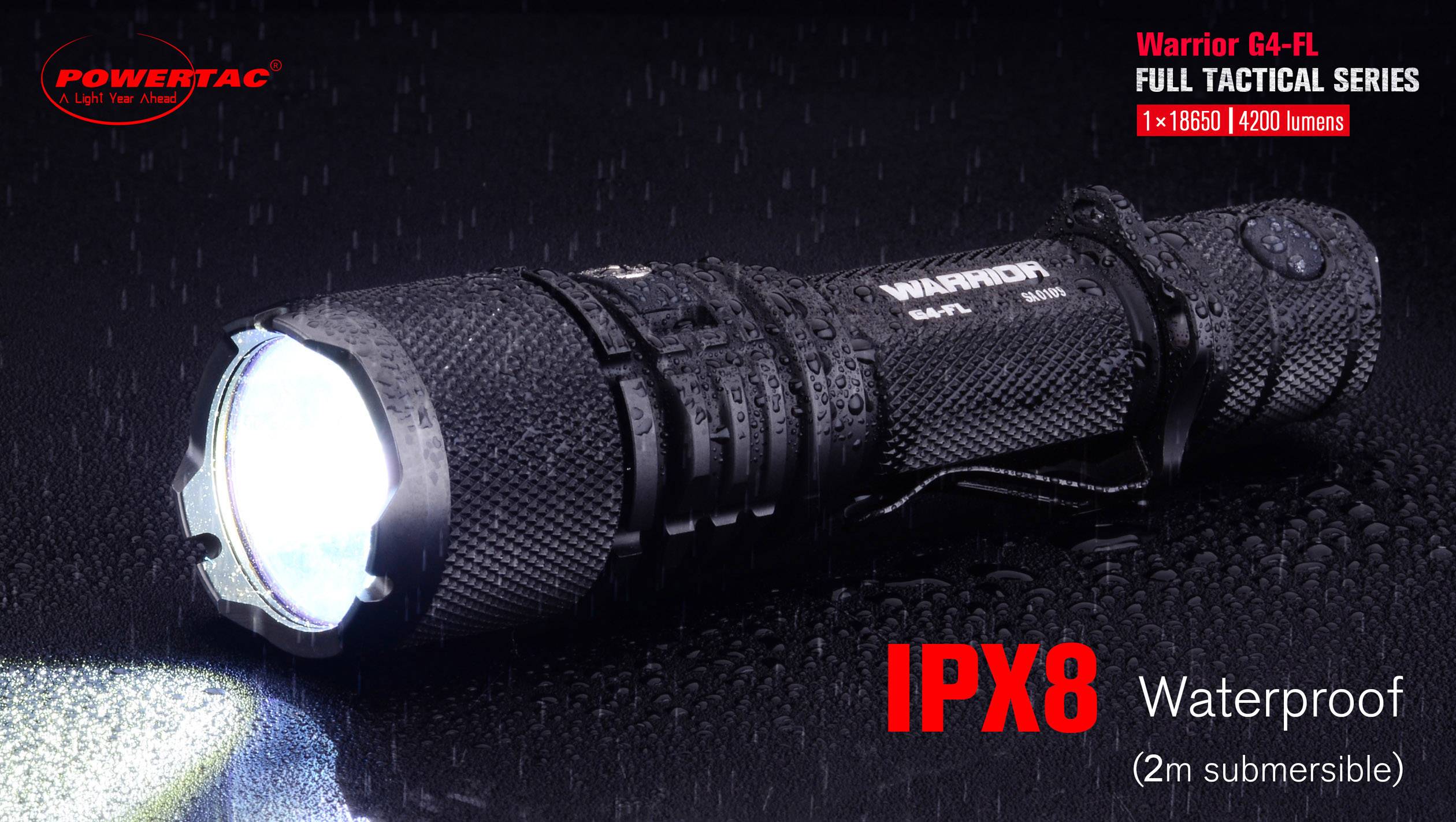 Eine taktische Taschenlampe liegt in einer nassen Umgebung. Sie leuchtet hell und ist als wasserdicht bis 2 Meter (IPX8) ausgewiesen.