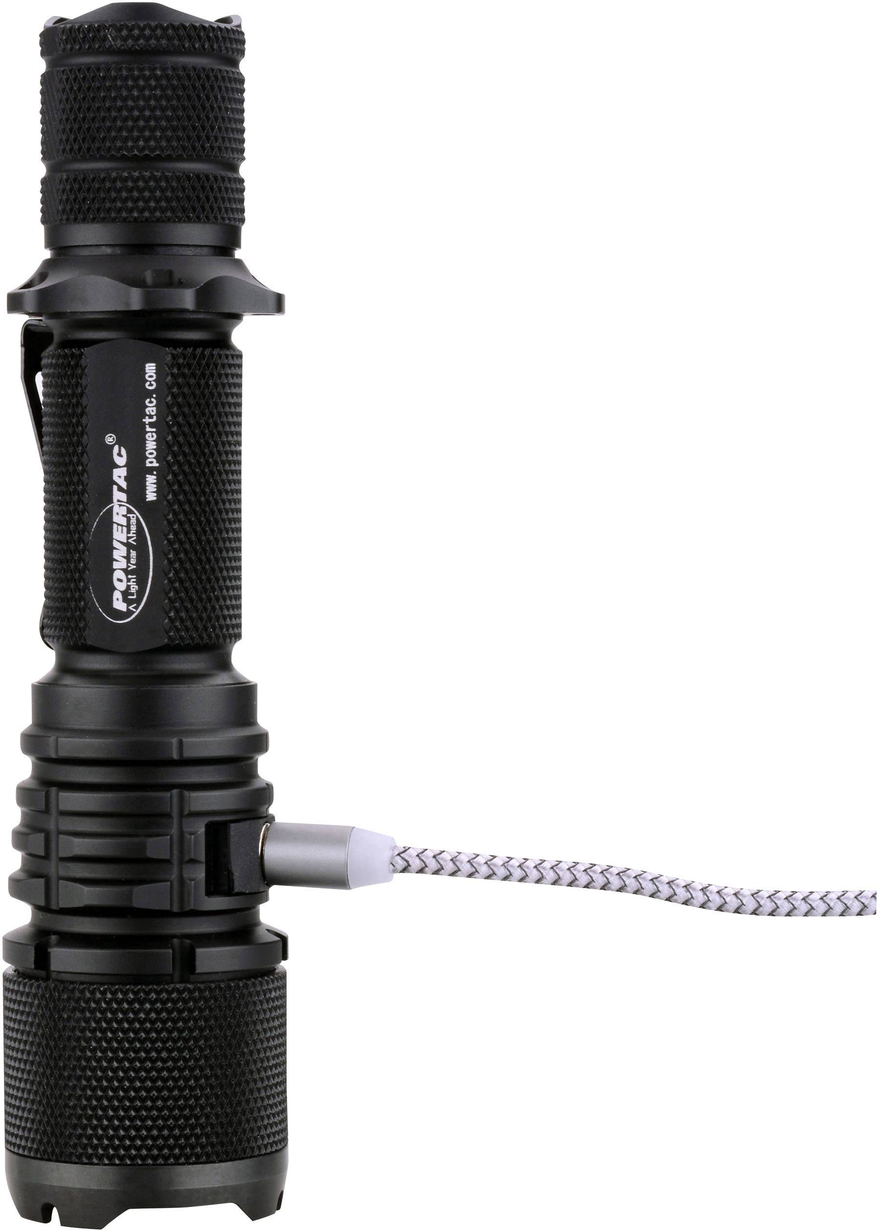 Schwarze Taschenlampe mit strukturiertem Griff und silbernem Knopf, aufrecht stehend. Ein schwarz-weißes Kabel ist angeschlossen.