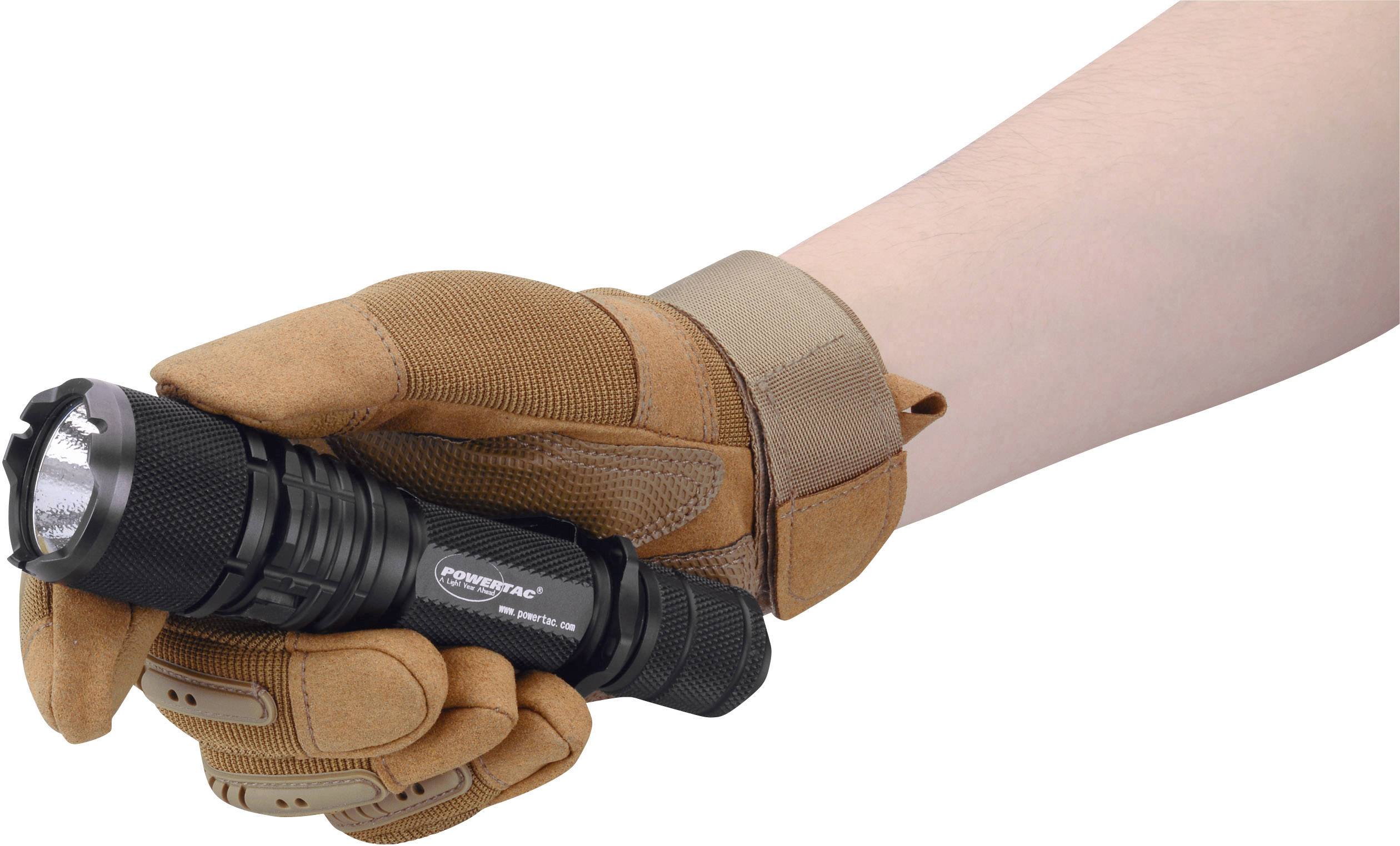 Hand in braunem Handschuh hält eine schwarze Taschenlampe.