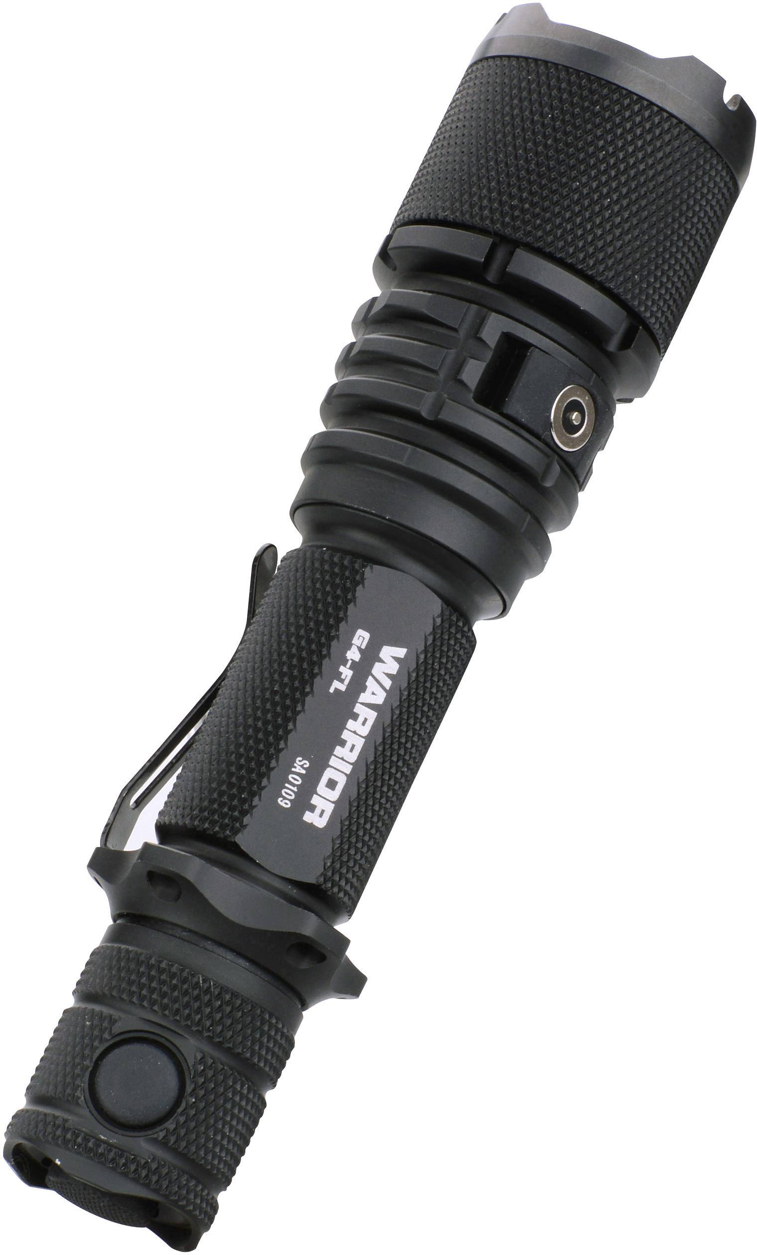 Schwarze taktische Taschenlampe mit Strukturgriff und Clip, schräg positioniert. Markierung auf Griff zeigt 'WARRIOR'.