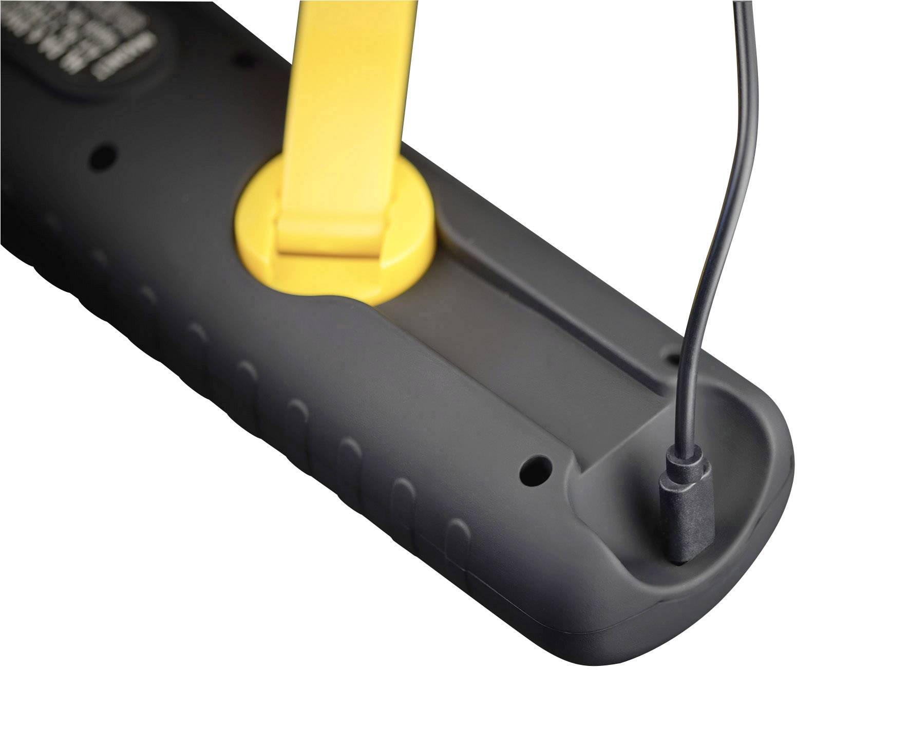 Nahaufnahme eines schwarzen elektrischen Geräts mit gelbem Griff und angeschlossenem Kabel, wahrscheinlich zur Stromversorgung.