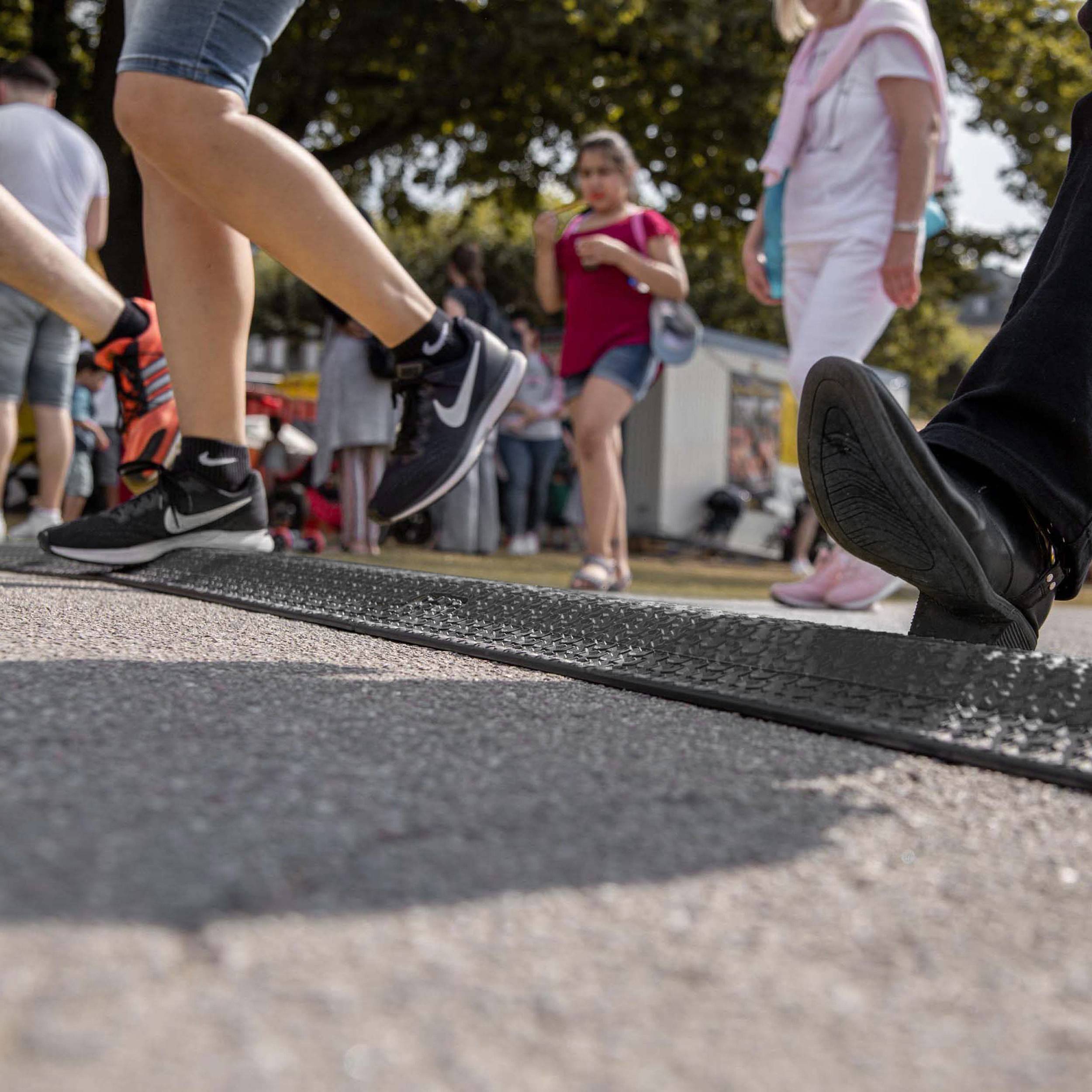 DEFENDER by Adam Hall 86100BLK Kabelbrücke Schwarz