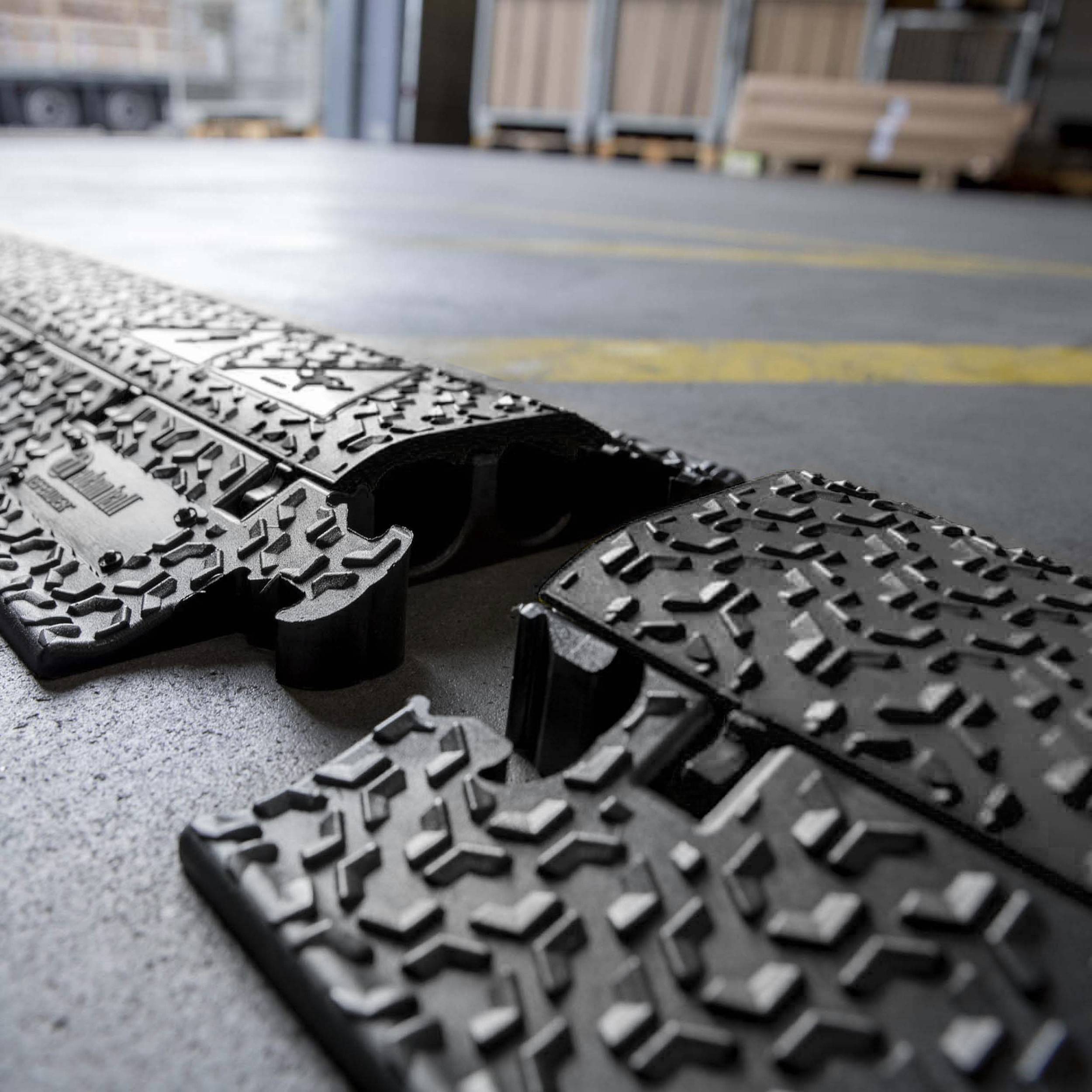 DEFENDER by Adam Hall 86100BLK Kabelbrücke Schwarz