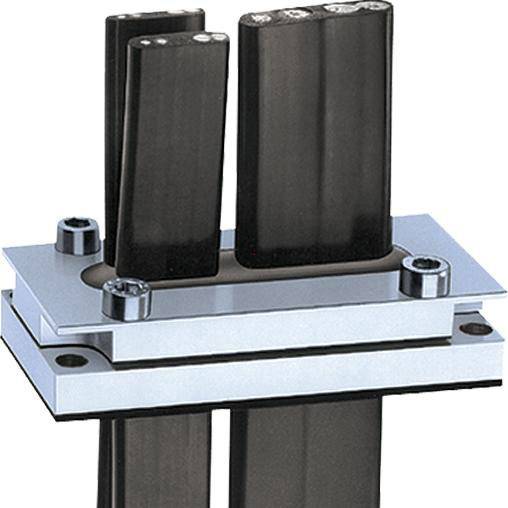 Ein schwarzer, rechteckiger Verbinder mit mehreren Kabeln ist über eine silberne Metallbasis montiert. Er dient zur elektrischen Verbindung.