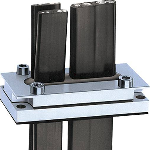 Metallverbindungselement mit mehreren schwarzen Kunststoffkomponenten, gestapelt auf einer silbernen Metallplatte, vor weißem Hintergrund.