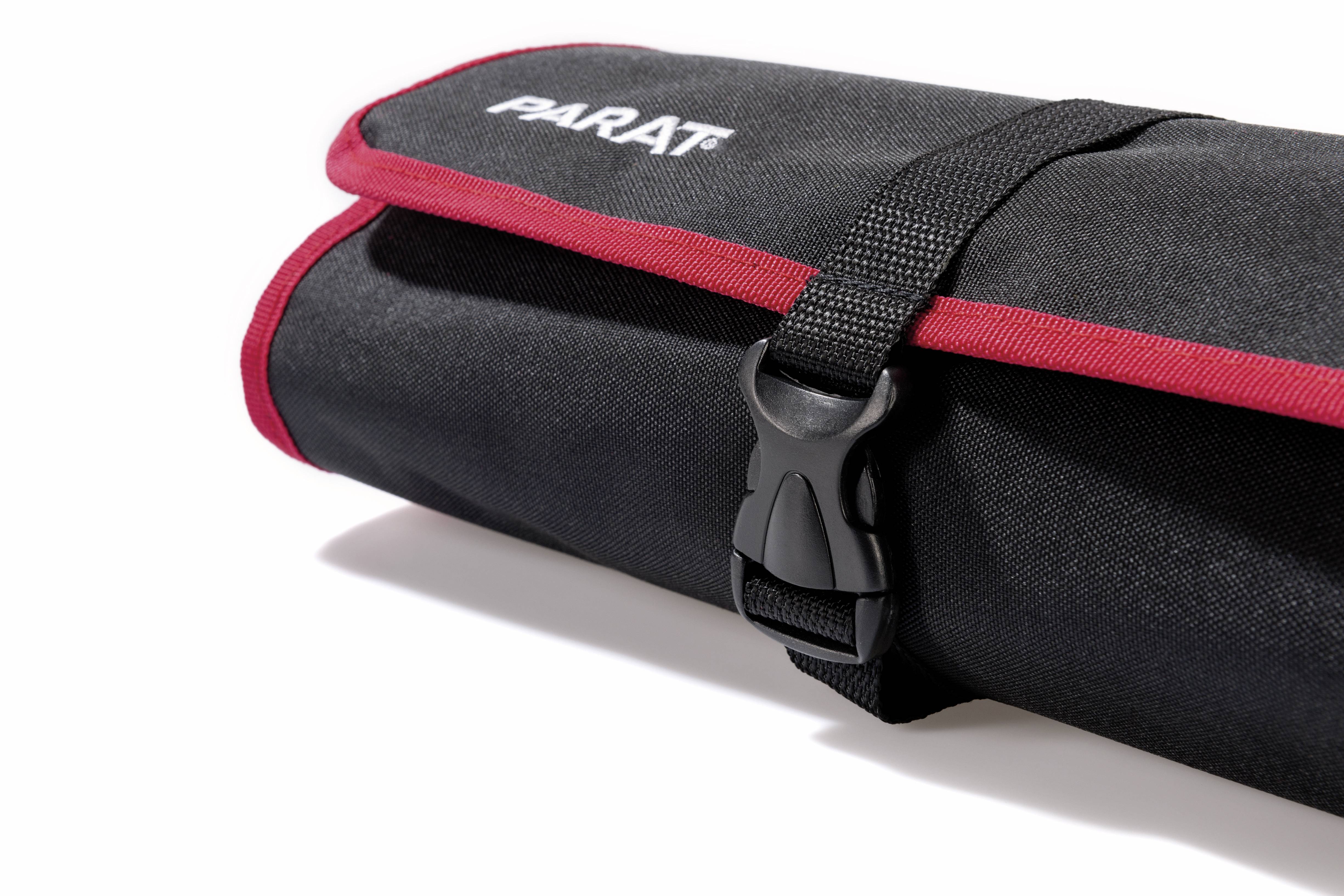 Schwarze Werkzeugtasche mit roter Umrandung und Schnallenverschluss. Markenname am oberen Rand sichtbar.