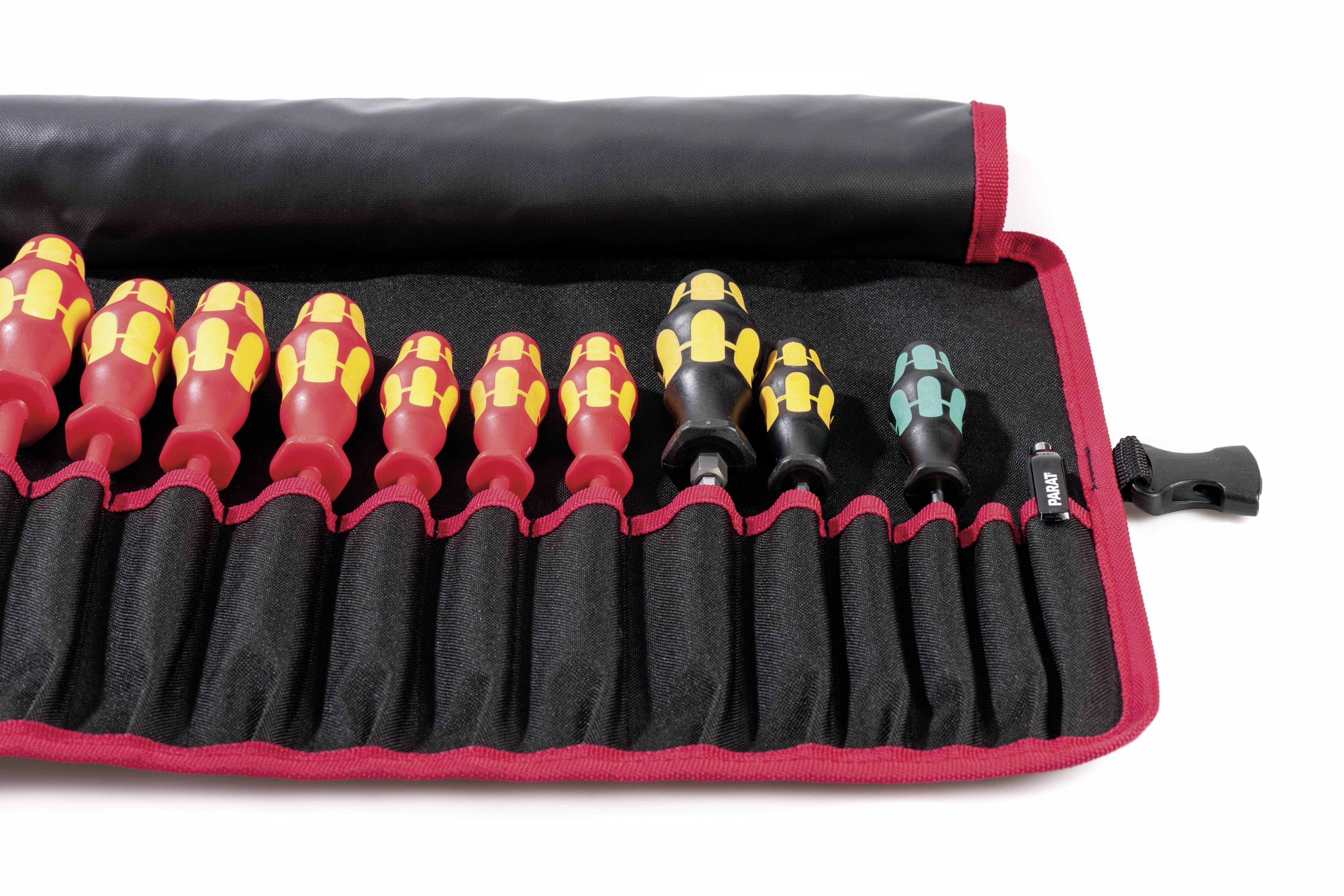Ein Satz von elf Schraubendrehern in verschiedenen Größen, mit roten und gelben Griffen, organisiert in einer schwarzen Stofftasche.