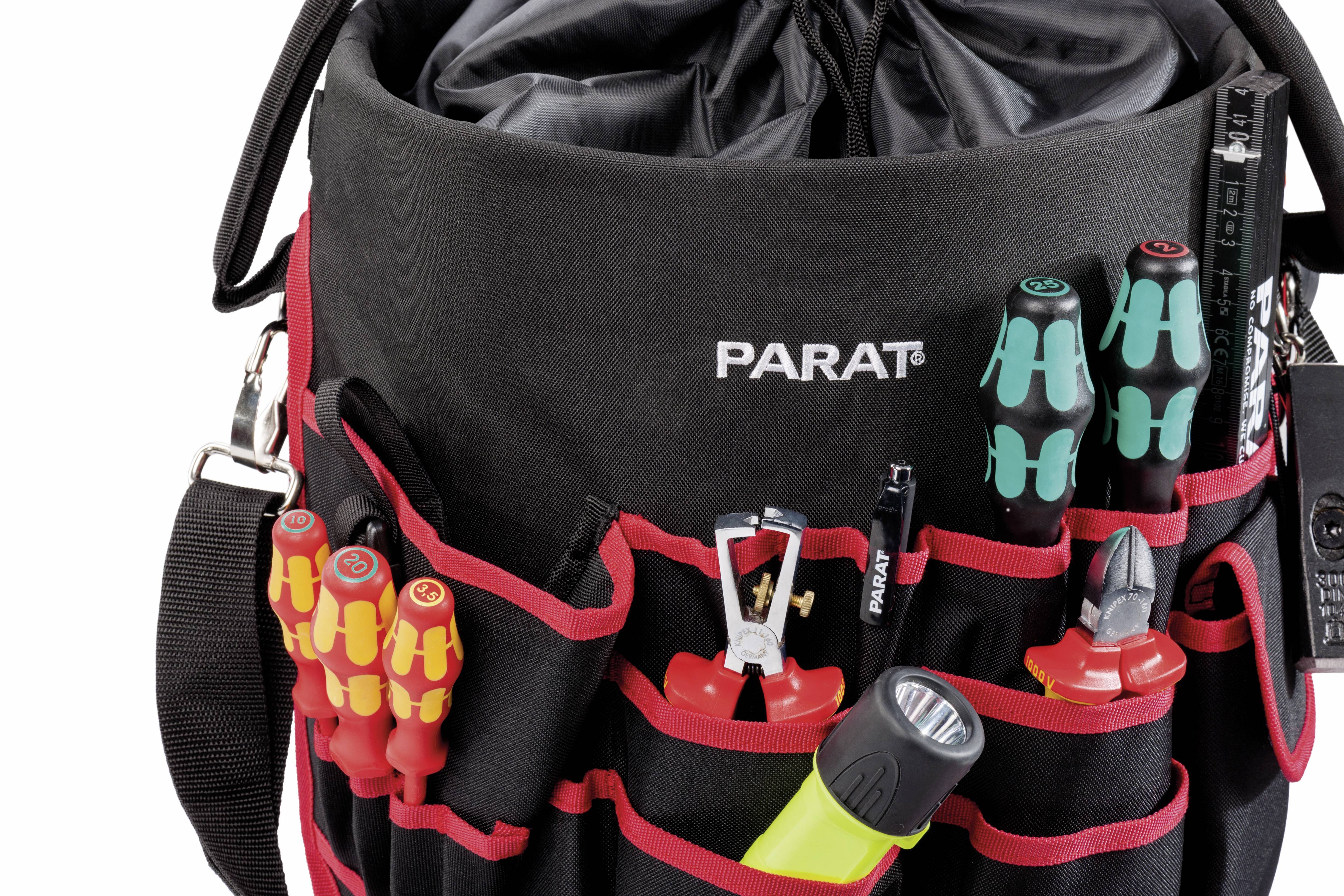 Eine schwarze Werkzeugtasche mit mehreren Fächern, gefüllt mit Schraubendrehern, einer Zange und einer Taschenlampe.