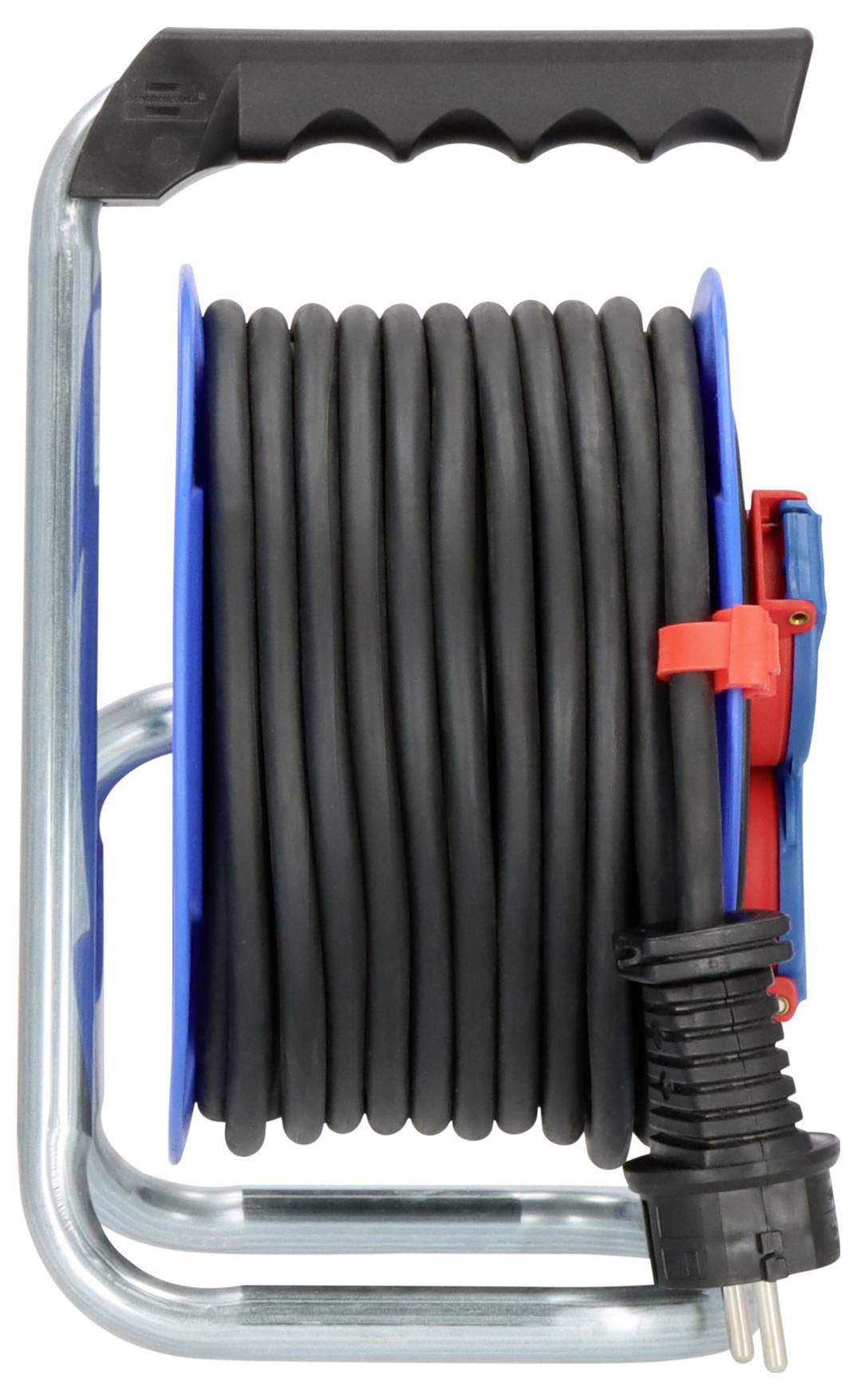 Tragbare Schlauchtrommel mit schwarzem aufgewickeltem Schlauch, Metallgriff, blauen Seitenplatten und roter Kurbel mit angebrachtem Stromstecker.