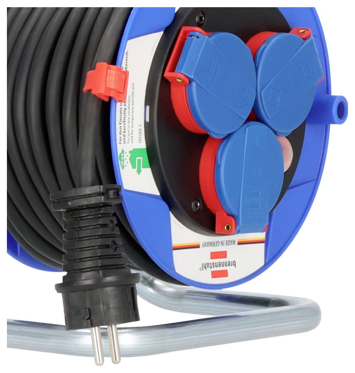 Blaue Stromkabelrolle mit drei rot-blauen Steckdosenschutzkappen und einem schwarzen Stromstecker, der an einem aufgerollten Kabel befestigt ist.