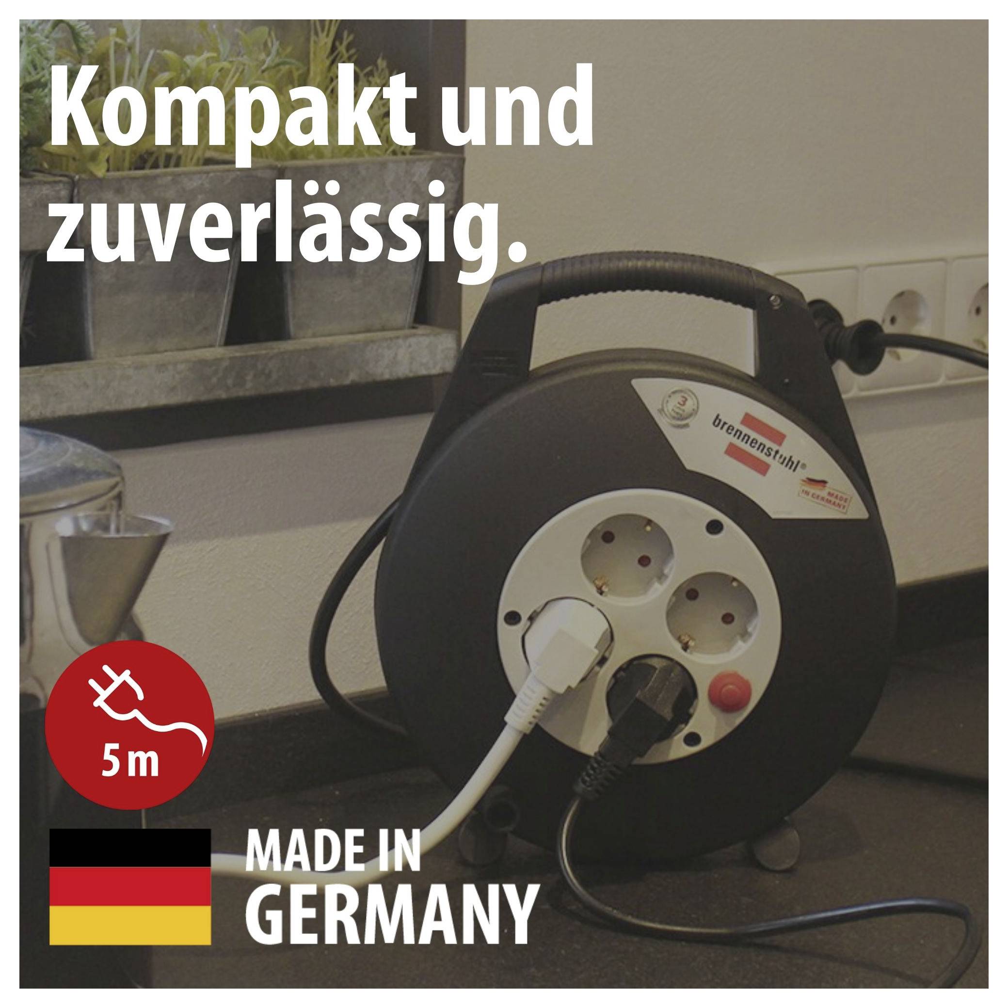 Werbetext mit schwarzer Kabeltrommel auf einer Küchenzeile: 'Kompakt und zuverlässig.', 5 m, 'Made in Germany'.