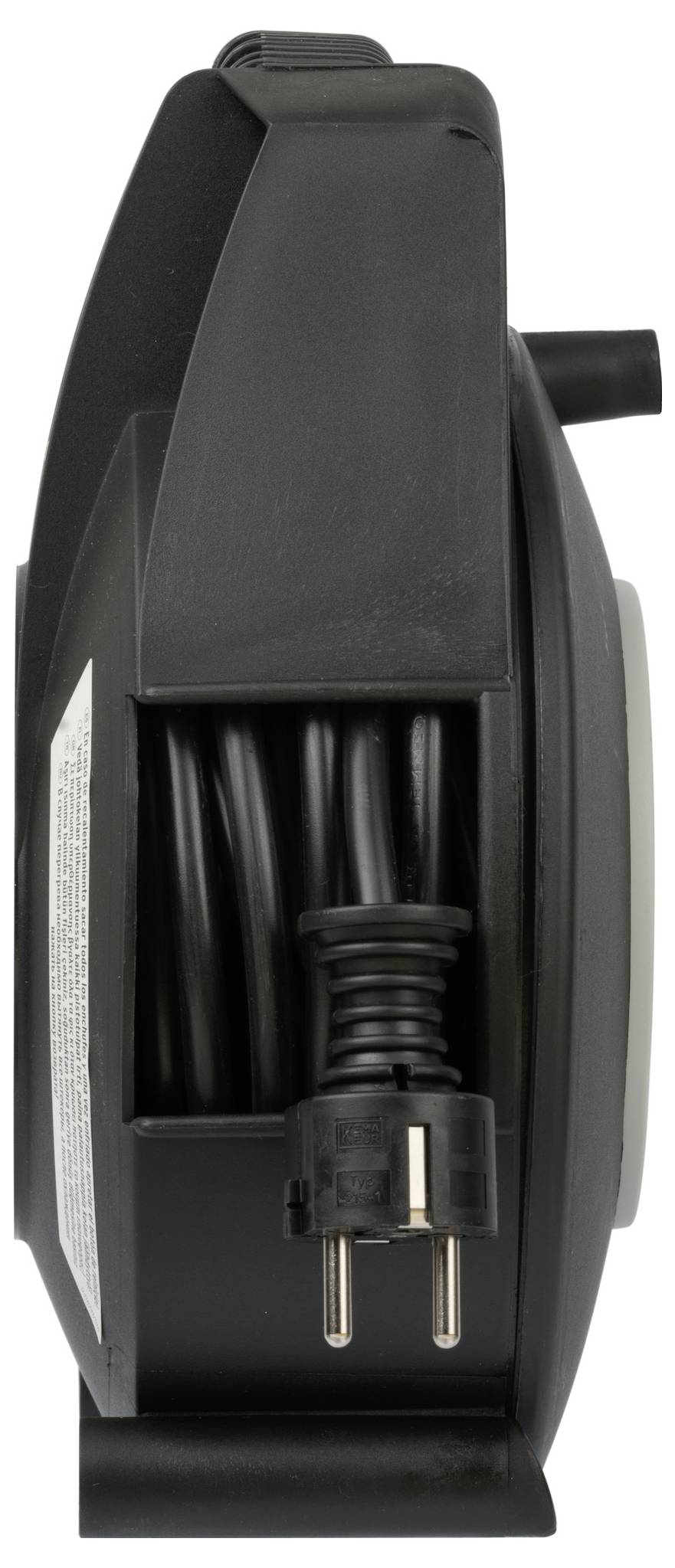 Eine schwarze Kunststoff-Kabelrolle mit vier weißen Steckdosen, eine davon mit einem roten Knopf hervorgehoben, und einem schwarzen Stromstecker angebracht.